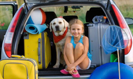 Feriengepäck ins Auto laden – mit zwei Kindern!